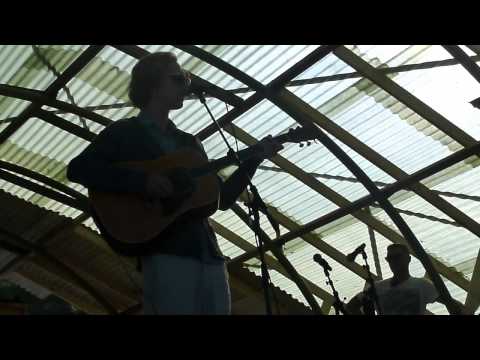 Erlend Øye plays The Whitest Boy Alive - 1517 (live)