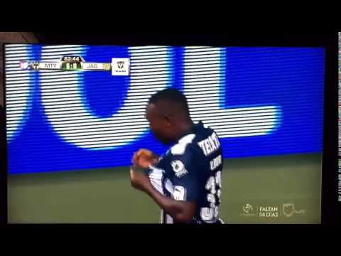 Ayovi besa el escudo Rayado