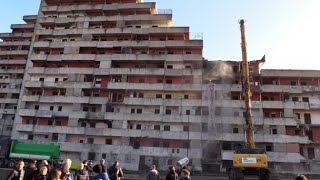 Scampia, iniziato l'abbattimento della Vela Rossa