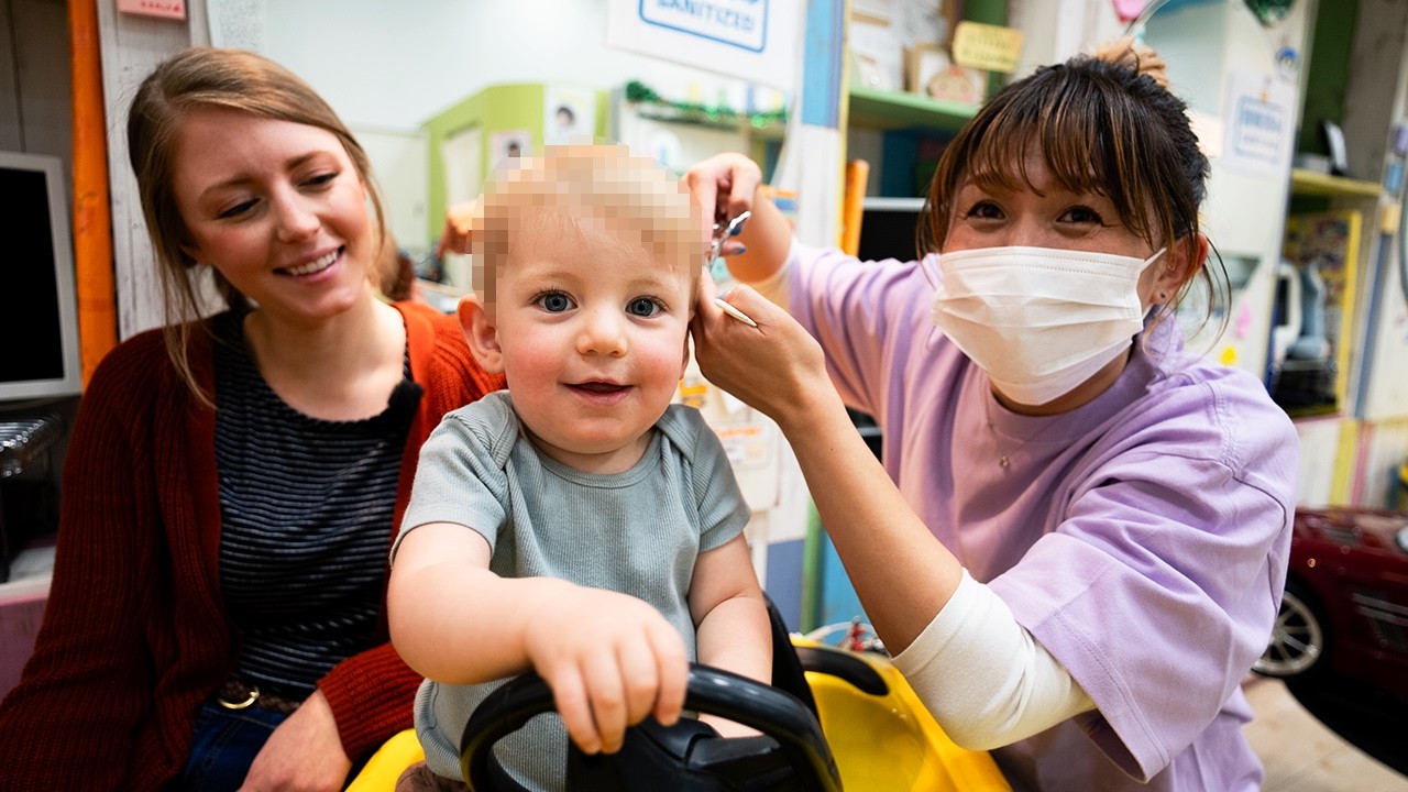 【人生初カット】不安すぎて涙した母...息子のファーストカットを日本の美容師に任せた結果【神対応】