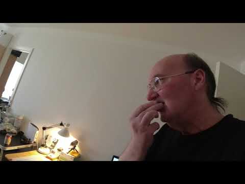 MongoTV_11429 - SMÅFRYSER og Tager Et Varmt BRUSEBAD og Tænder 1.000 Watt VARMELUFTSBBLÆSER