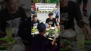 Download lagu Street musician sings song in front of the original artist mp3