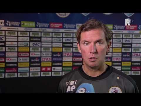 Sparta-trainer Alex Pastoor in gesprek met Sinclair Bischop