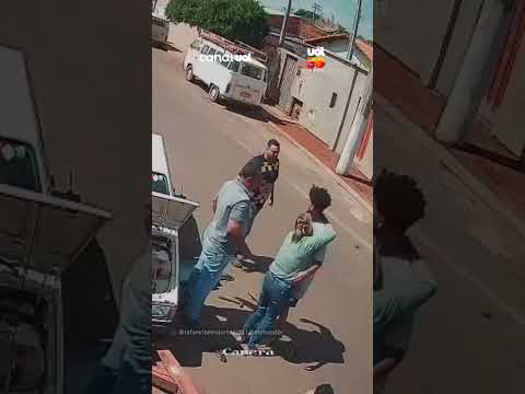 Pai usa ‘força sobre-humana’ para levantar automóvel e salvar filho sem ar