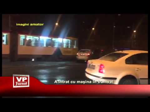 A intrat cu mașina în tramvai