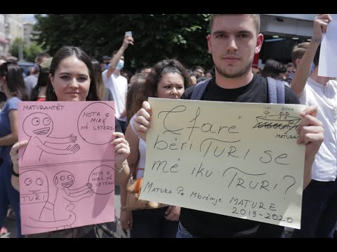 Maturantët në protestë gjuajnë me vezë MASH: "Besa, na preve në besë!