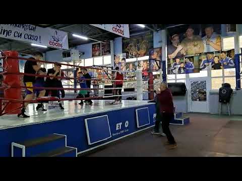 Antrenament de box la Ploiești: Titi Tudor le explică sportivilor săi cum trebuie să lovească