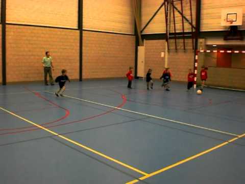 Nijs scoort 4x met Spero Internationale tegen Manchester United.