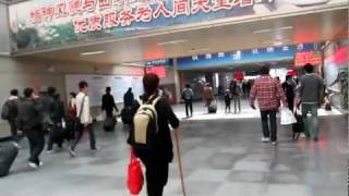 preview picture of video 'Walking down Hangzhou Railway Station to the platform, Hangzhou'