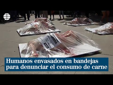 Humanos envasados en bandejas de supermercado para denunciar el consumo de carne