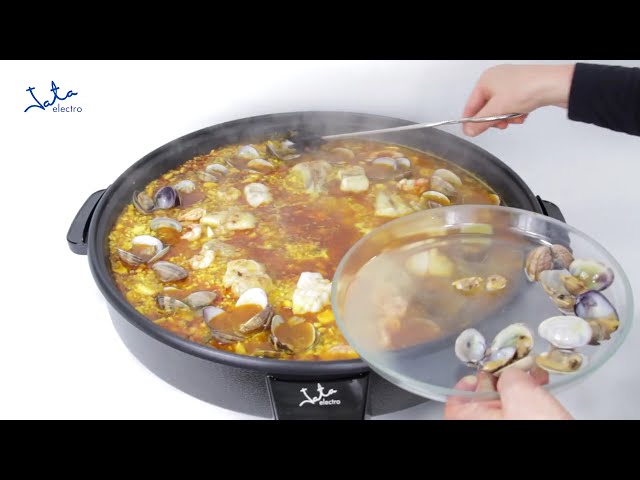 Vídeo relacionado con Jata PE550 - Paellera Eléctrica 55 cm con Tapa, Sartén Eléctrica Multifunción Antiadherente, 1900W, Gran Capacidad para Paellas, Guisos, Arroces y Reuniones Familiares