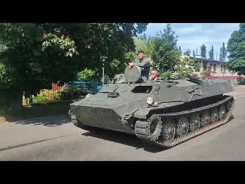 Transport opancerzony Mtlb w ruchu ulicznym