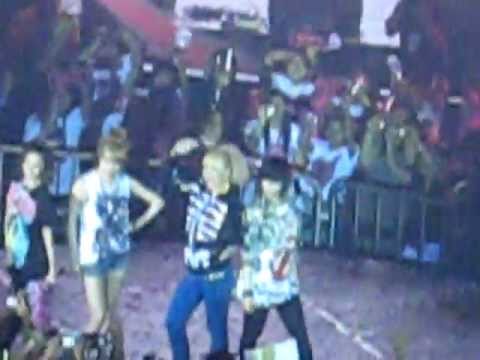 110604 [myfancam] opening FIRE ^_^  2NE1 _the party @ araneta