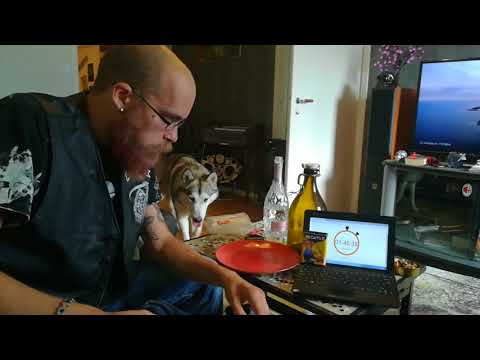 Daddy Norrbo försöker käka 6 varmkorvar under 2 min !