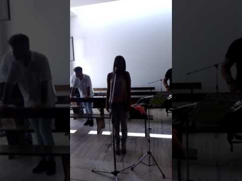 Ave Maria di Céline Dion cantata da consiglia Monroe è accompagnata dalla benedetto's band