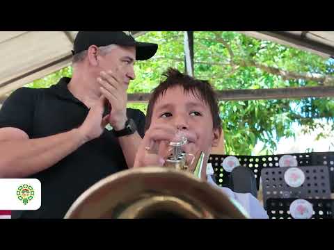 Entrega de instrumentos musicales en CURUMANI