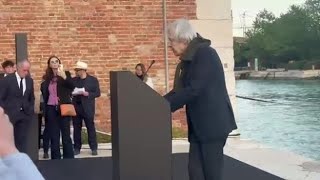 Sgarbi su The Migrant Child di Banksy: «Questa storia non doveva dissolversi»