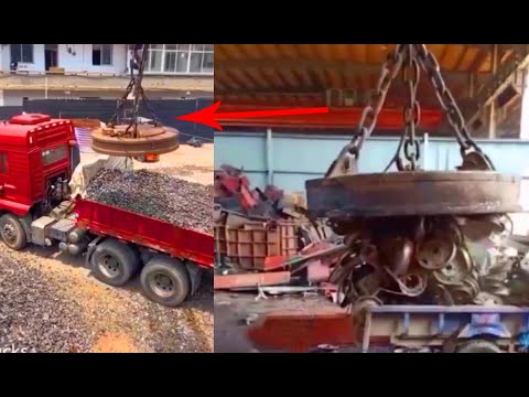 MAGNET CRANE AT WORK