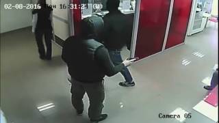 Камеры наблюдения сняли ограбление банка - Видео онлайн