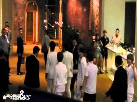 111025 Boyfriend after interview (Donghyun kiss)