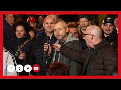 El akarták venni a mikrofont egy kérdezőtől a Lázárinfón, de Lázár János közbelépett