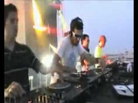 Четыре DJ разрывают