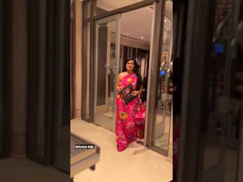 Devita Saraf, a celebrity businesswoman gets an award for "Beautiful Business Icon" at Elle Beauty