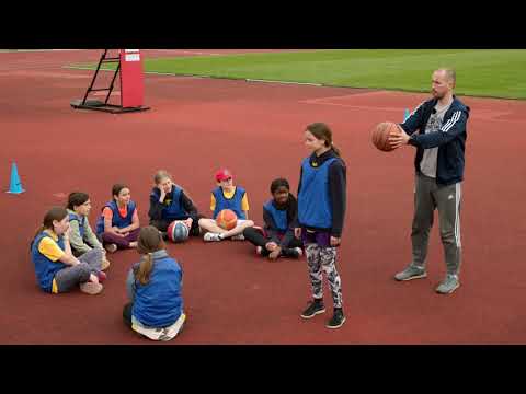 Ball hinterm Rücken | ALBAthek