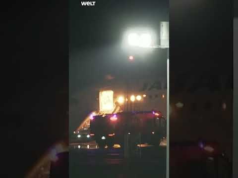 TOKIO: Passagierflugzeug geht bei Landung in Flammen auf #shorts