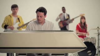 Musik-Video-Miniaturansicht zu The Look Songtext von Metronomy