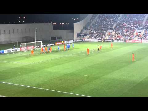 Adam Maher (Holland U21) hits the Italy post