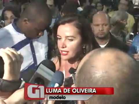 Luma de Oliveira recebe coroa da Portela
