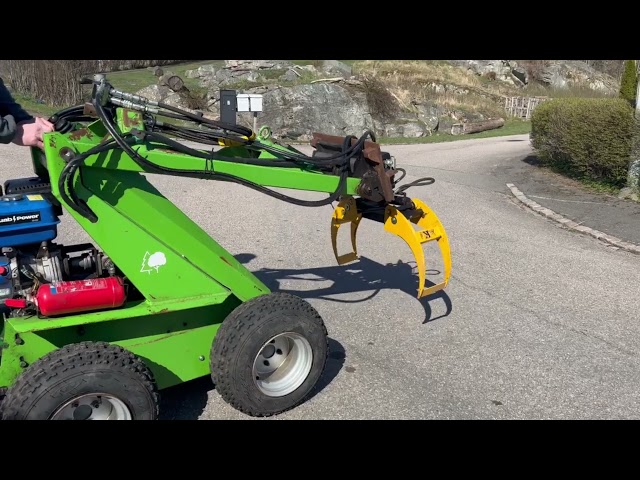 1346193 Avant skid steer loader with grapple & rotator