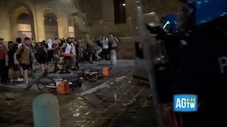 Bologna, violenti scontri con la polizia: lacrimogeni ad altezza d’uomo e lanci di bici e transenne