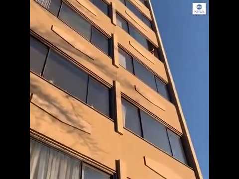 溫哥華居民從陽臺上敲打盆子感謝醫護人員｜ABC新聞網 (Residents of Vancouver bang on pots from balconies in appreciation for healthcare workers | ABC News)