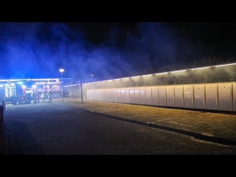 Brandweer Oss Tankautospuit 21-3131 met spoed naar een brand in een fietskluis bij Station Oss-West