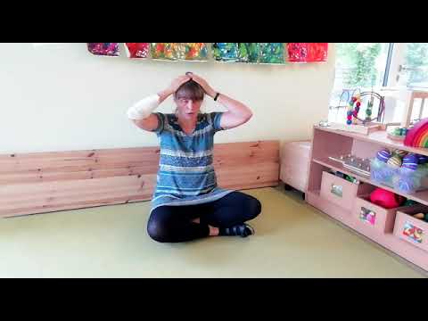 Frau Metz-Hoppe spielt "Mit Fingerchen“