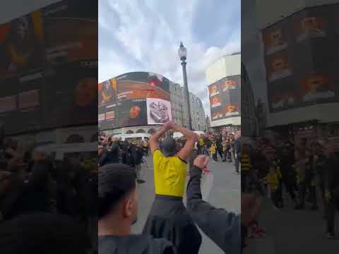 Φίλαθλοι της ΑΕΚ έχουν κατακλύσει το Μάντσεστερ