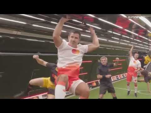 Meci de fotbal la înălțime: Figo a intrat în Cartea Recordurilor