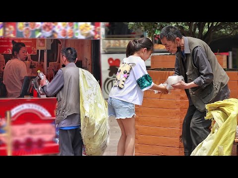 當拾荒老人向街邊店家要水喝，那位媽媽給孩子上了最好的一課
