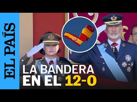Así ha sido el descenso en paracaídas con la bandera y su posterior izado en el Día de la Hispanidad