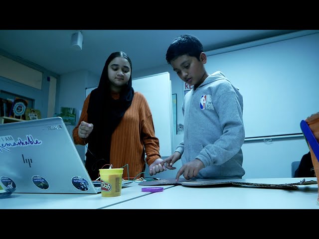 “Tothom pot fer música”: infants creen i toquen els seus instruments amb el ‘makey makey’