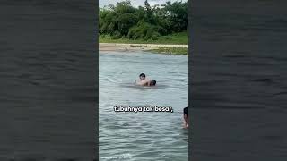 Download lagu Anak ini berhasil menyelamatkan temannya yang tenggelam! mp3