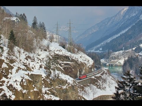 Bahnverkehr am Gotthard - Winter, Schnee und bunte Züge