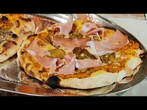 Pizza con crema di zucca, provola o scamorza affumicata e, a piacere funghi e speck o gorgonzola