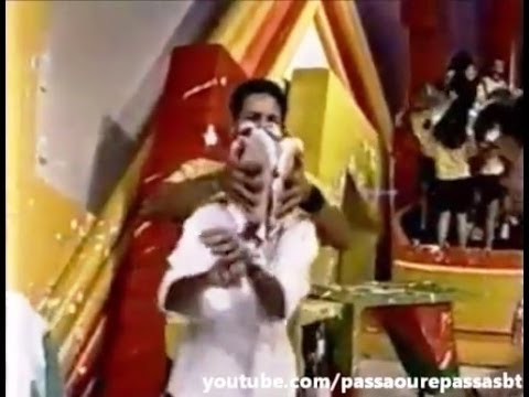 Passa ou Repassa (1995) - Assistentes de palco brincam com tortas no final do quadro Torta na Cara