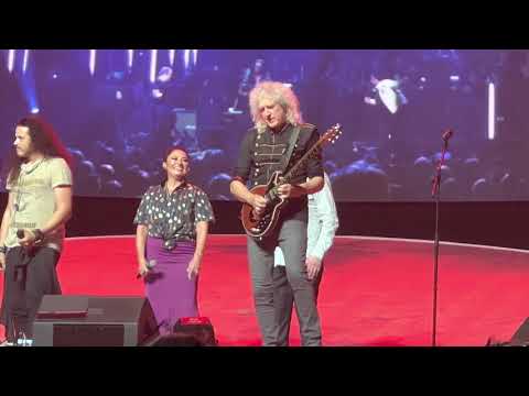 SHOW MUST GO ON - Brian May, Serj Tankian, Montserrat Martí, Graham Gouldman, Jeff Soto, Gor Sujian