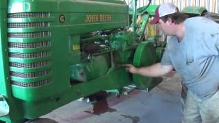 preview picture of video 'Cold starting the old 1945 John Deere G'