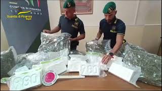 arrestati-dalla-finanza-due-corrieri-in-auto-avevano-23-chili-di-droga