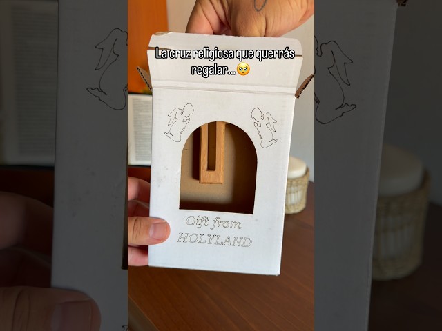 Vídeo relacionado con KASSIS Crucifijo de San Benito hecho a mano - Cruz de pared de madera de olivo de 12 cm - Regalo sostenible para confirmación, comunión y bautizo - Decoración religiosa, bendición para el hogar